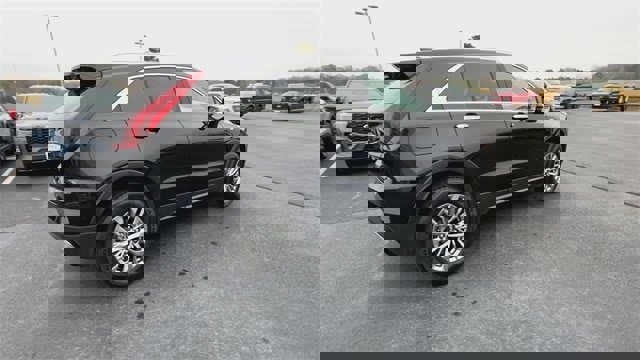 Used 2025 Cadillac XT4 Premium Luxury image 7