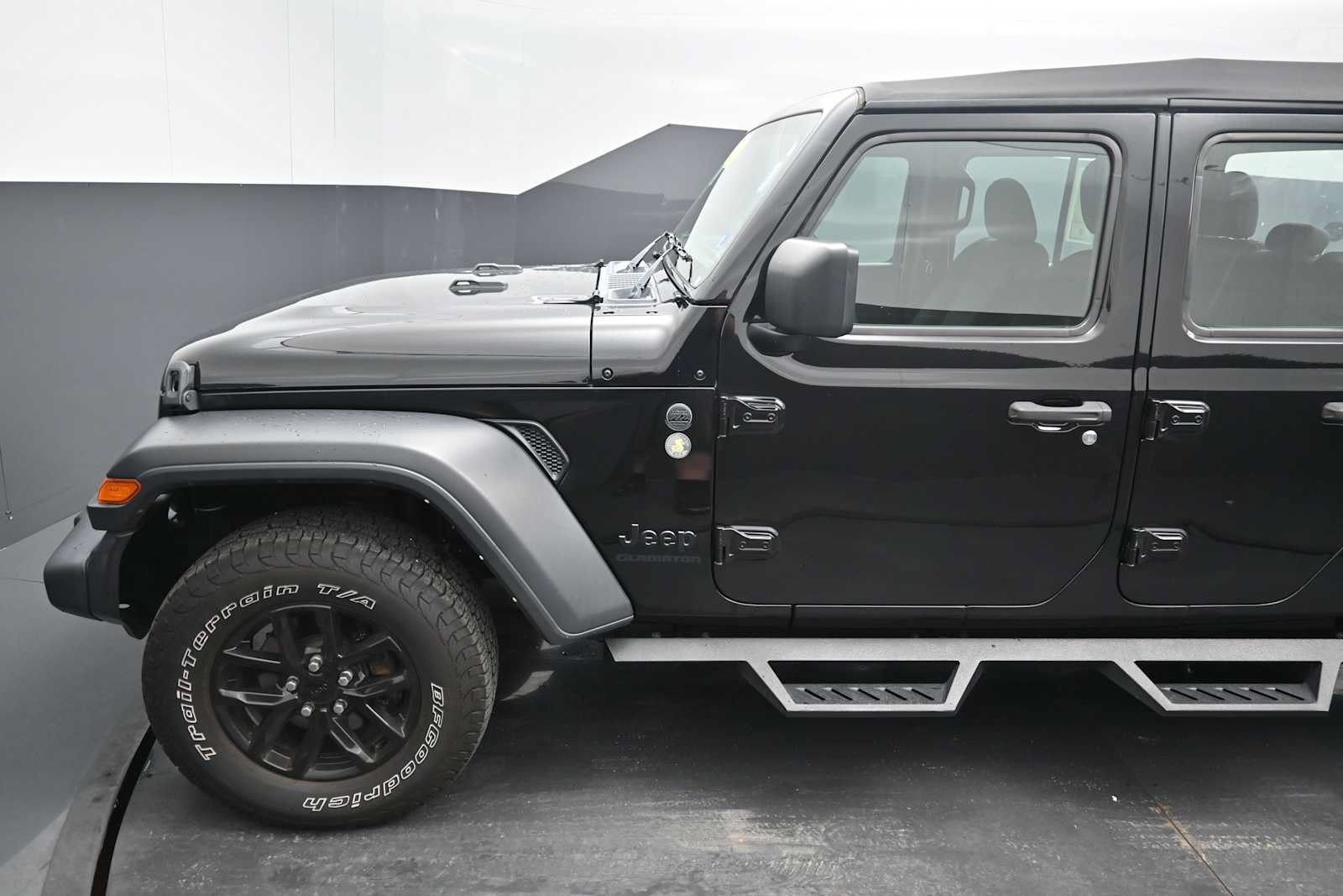 Used 2022 Jeep Gladiator Sport w/ Trailer Tow Package AWD/4WD image 17