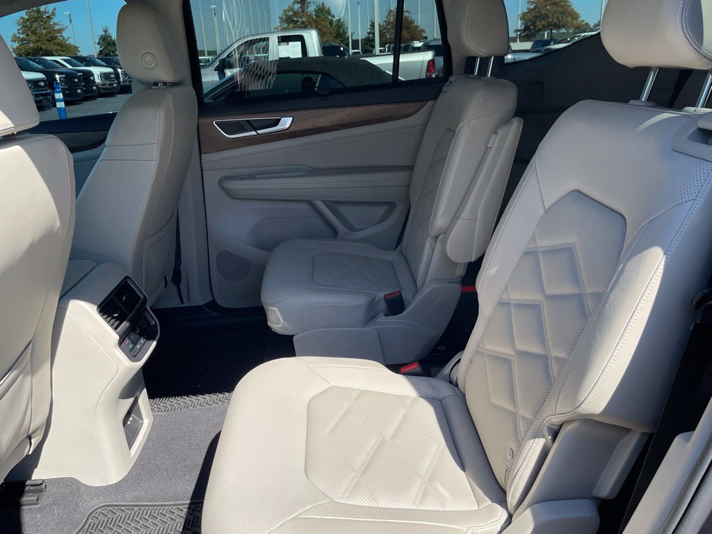 Used 2024 Volkswagen Atlas SE w/ Panoramic Sunroof Package AWD/4WD image 23