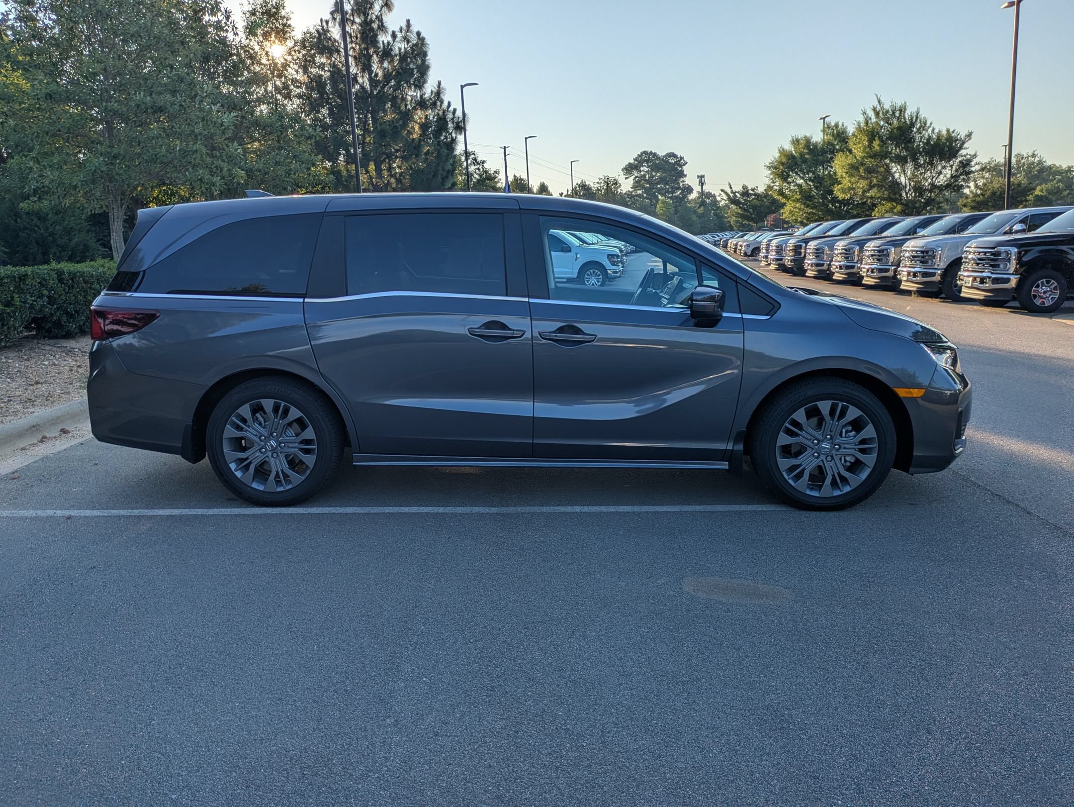 Used 2025 Honda Odyssey Touring image 3