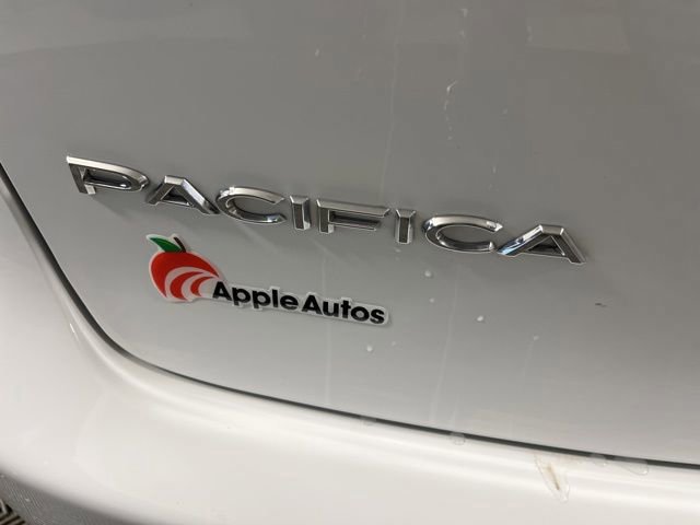 Used 2025 Chrysler Pacifica Select image 10