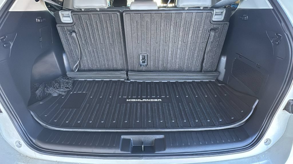 Used 2021 Toyota Highlander XLE FWD image 25