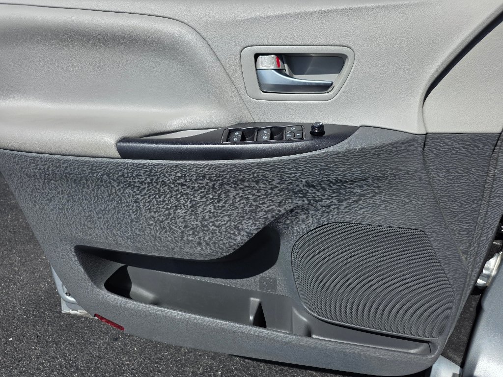 Used 2020 Toyota Sienna LE FWD image 19