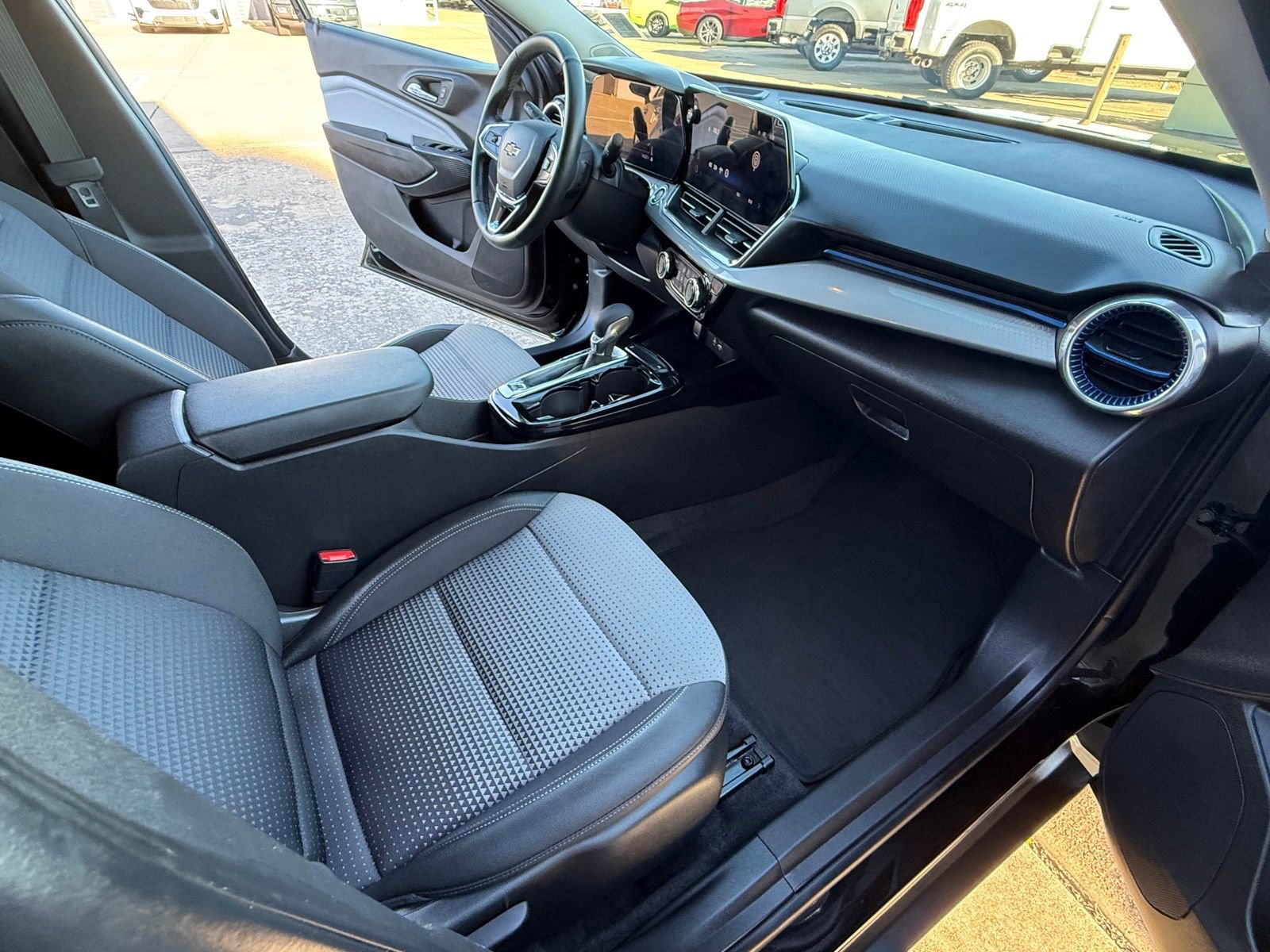 Used 2025 Chevrolet Trax LT w/ LT Convenience Package image 17