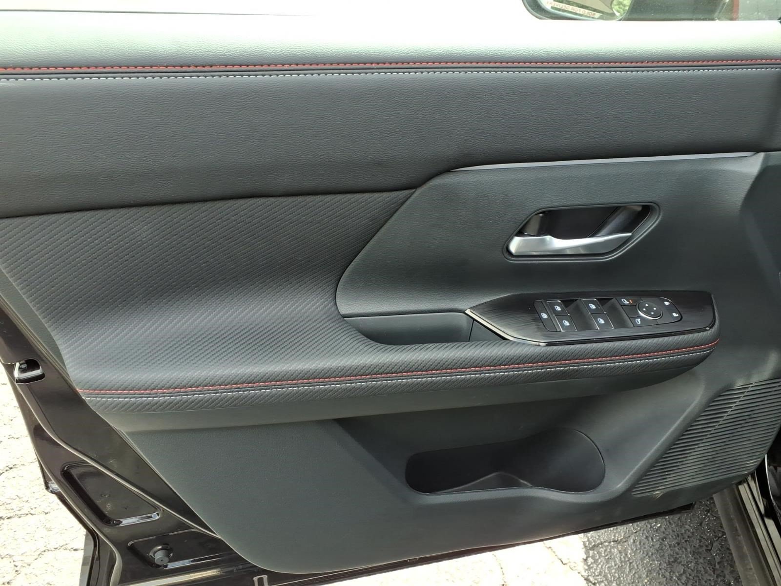 Used 2025 Nissan Kicks SR FWD image 11