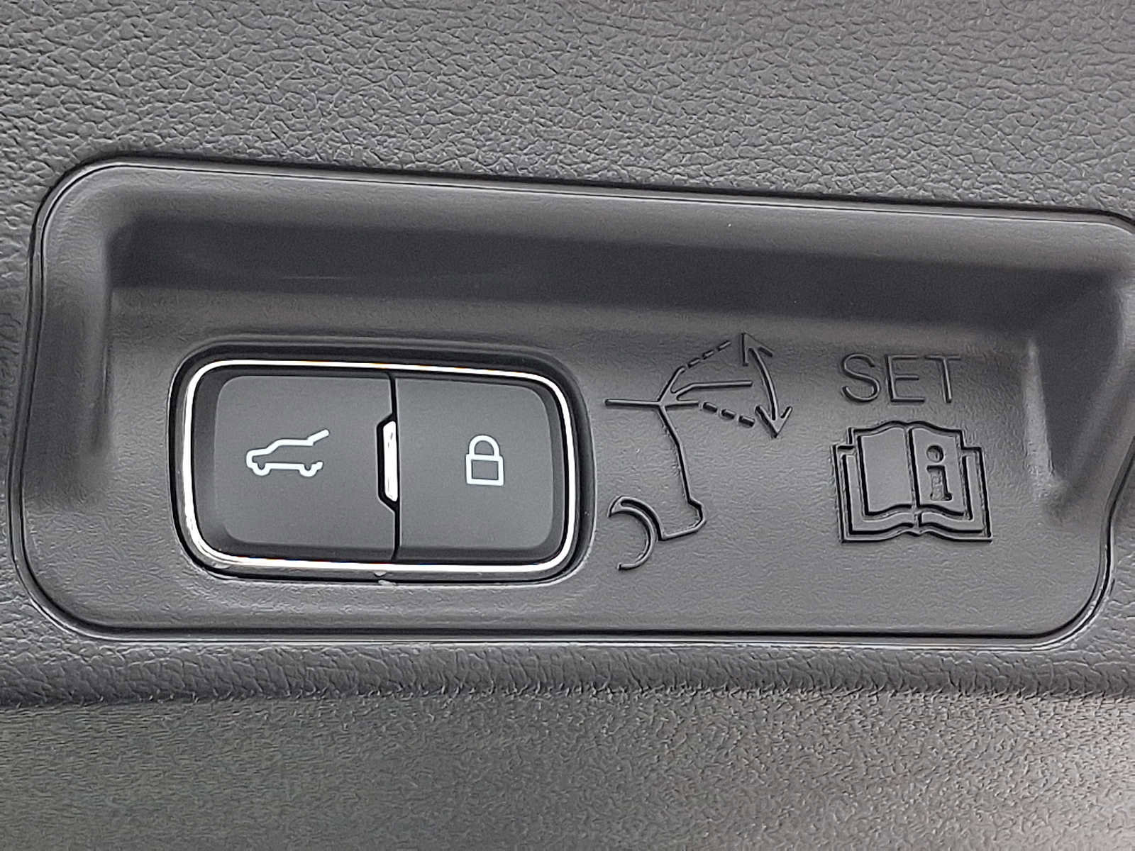 Certified 2025 Ford Explorer Platinum w/ LUX Leather Package image 28