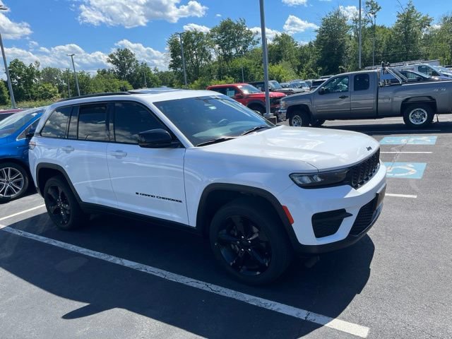Used 2023 Jeep Grand Cherokee Altitude AWD/4WD image 3