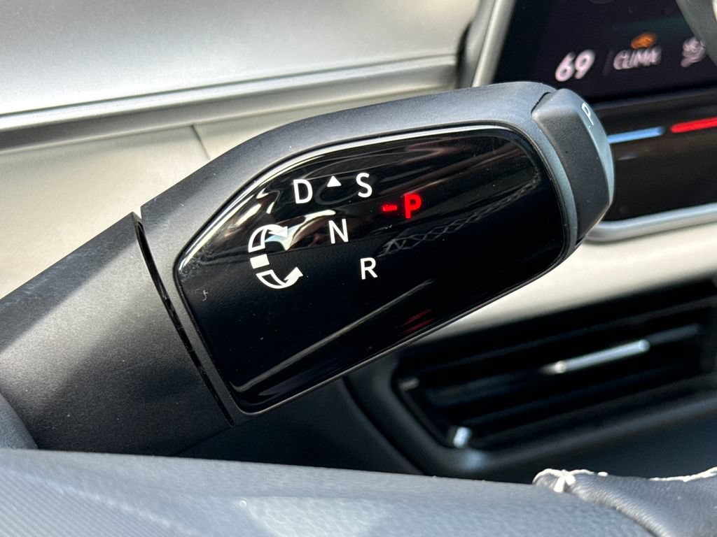 Used 2025 Volkswagen Tiguan SE FWD image 21
