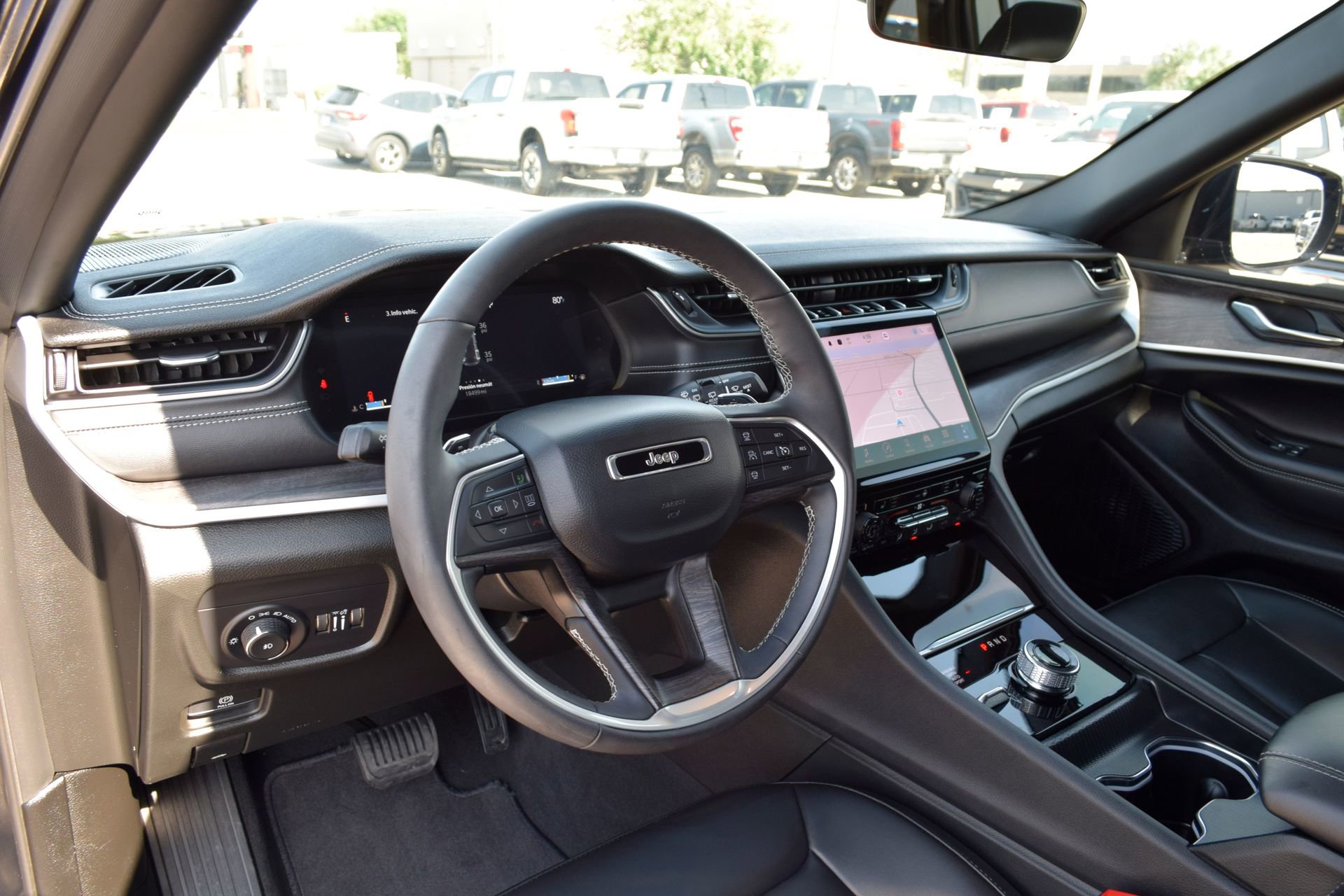 Used 2025 Jeep Grand Cherokee Limited w/ Black Appearance Package AWD/4WD image 17