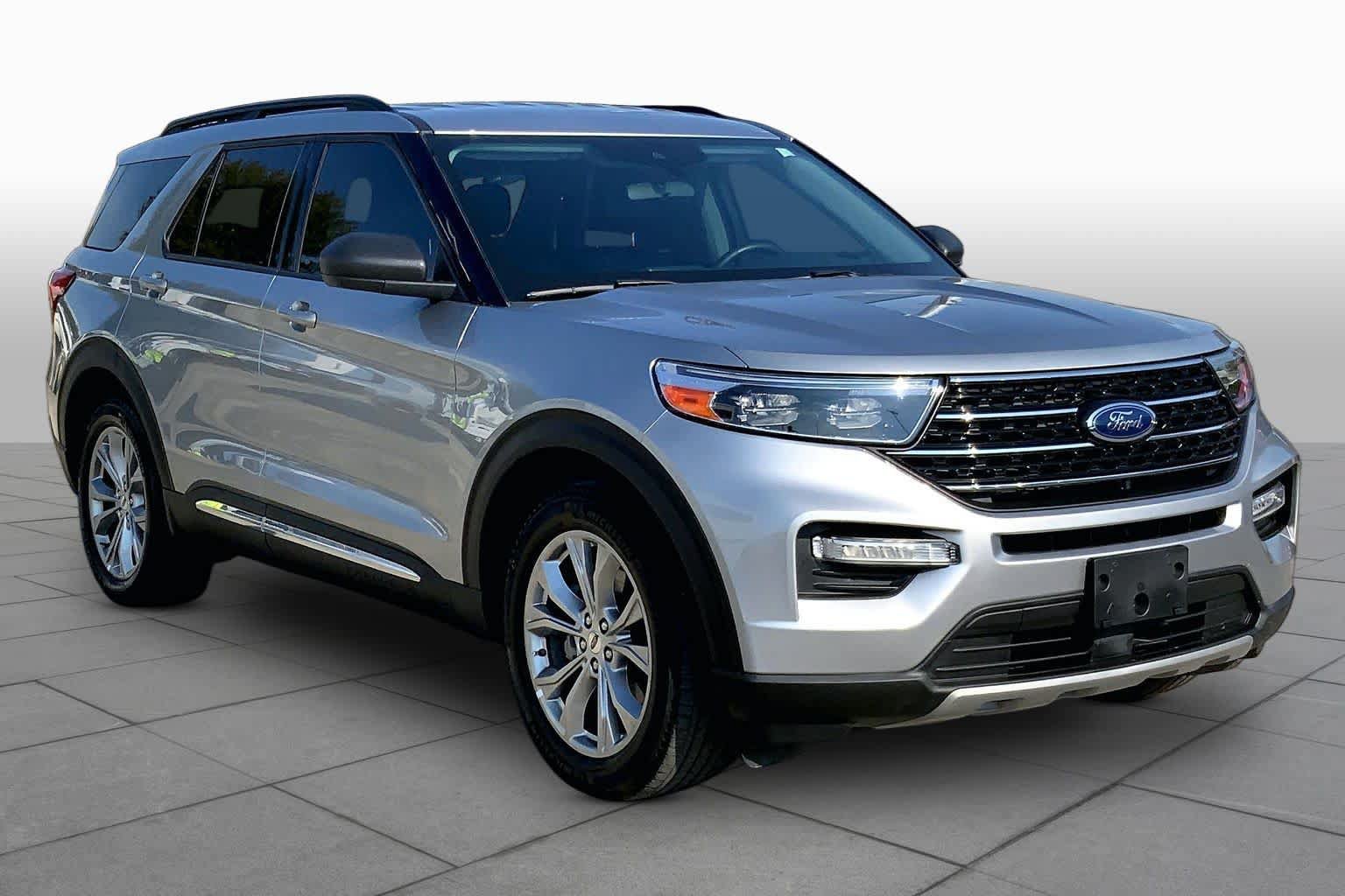 Certified 2023 Ford Explorer XLT w/ Equipment Group 202A RWD image 3