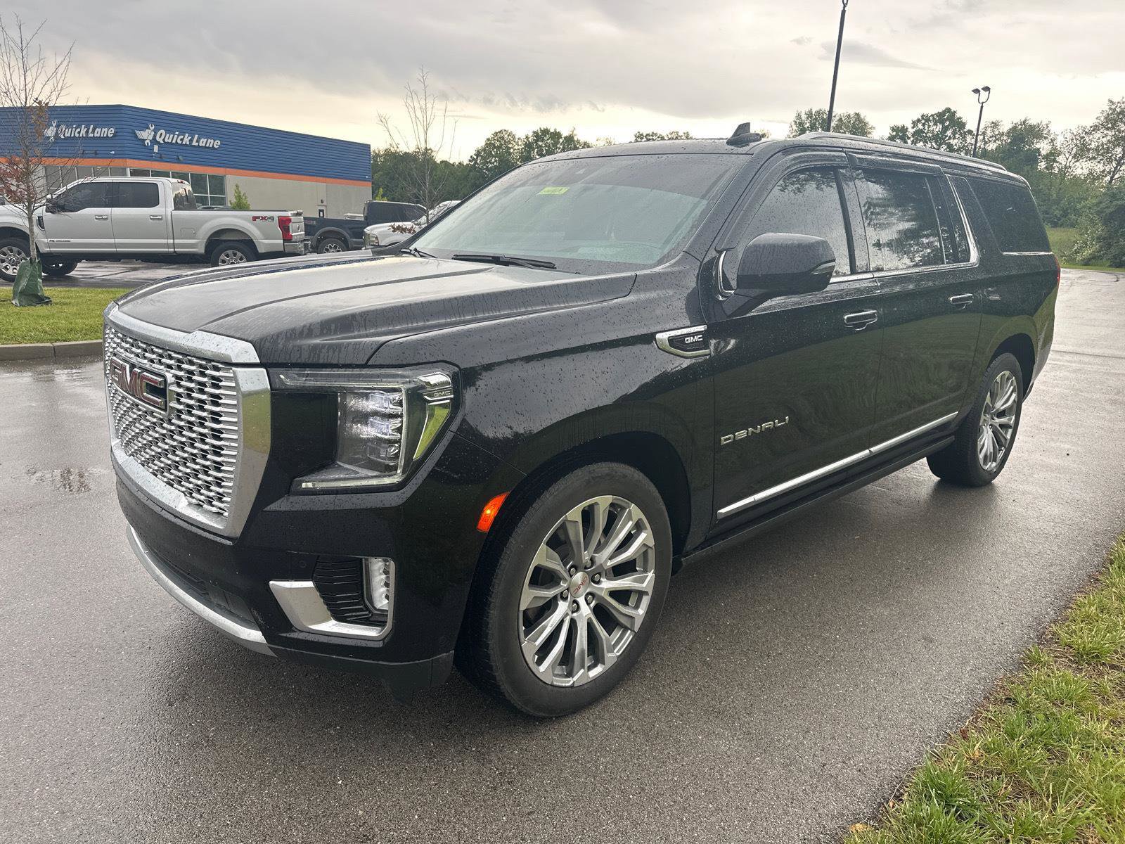 Used 2024 GMC Yukon XL Denali w/ Denali Reserve Package AWD/4WD image 3