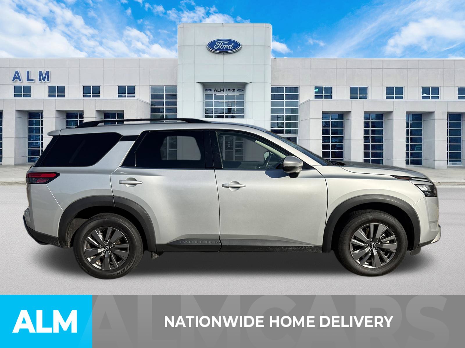 Used 2025 Nissan Pathfinder SV FWD image 4