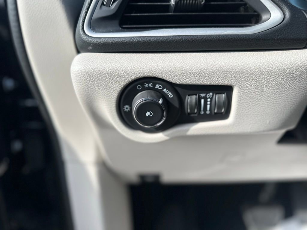 Used 2023 Chrysler Pacifica Touring-L image 14