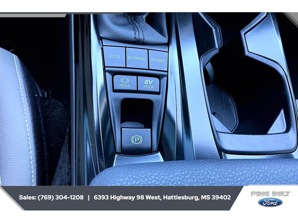 Used 2025 Toyota Camry SE w/ Convenience Package FWD image 22