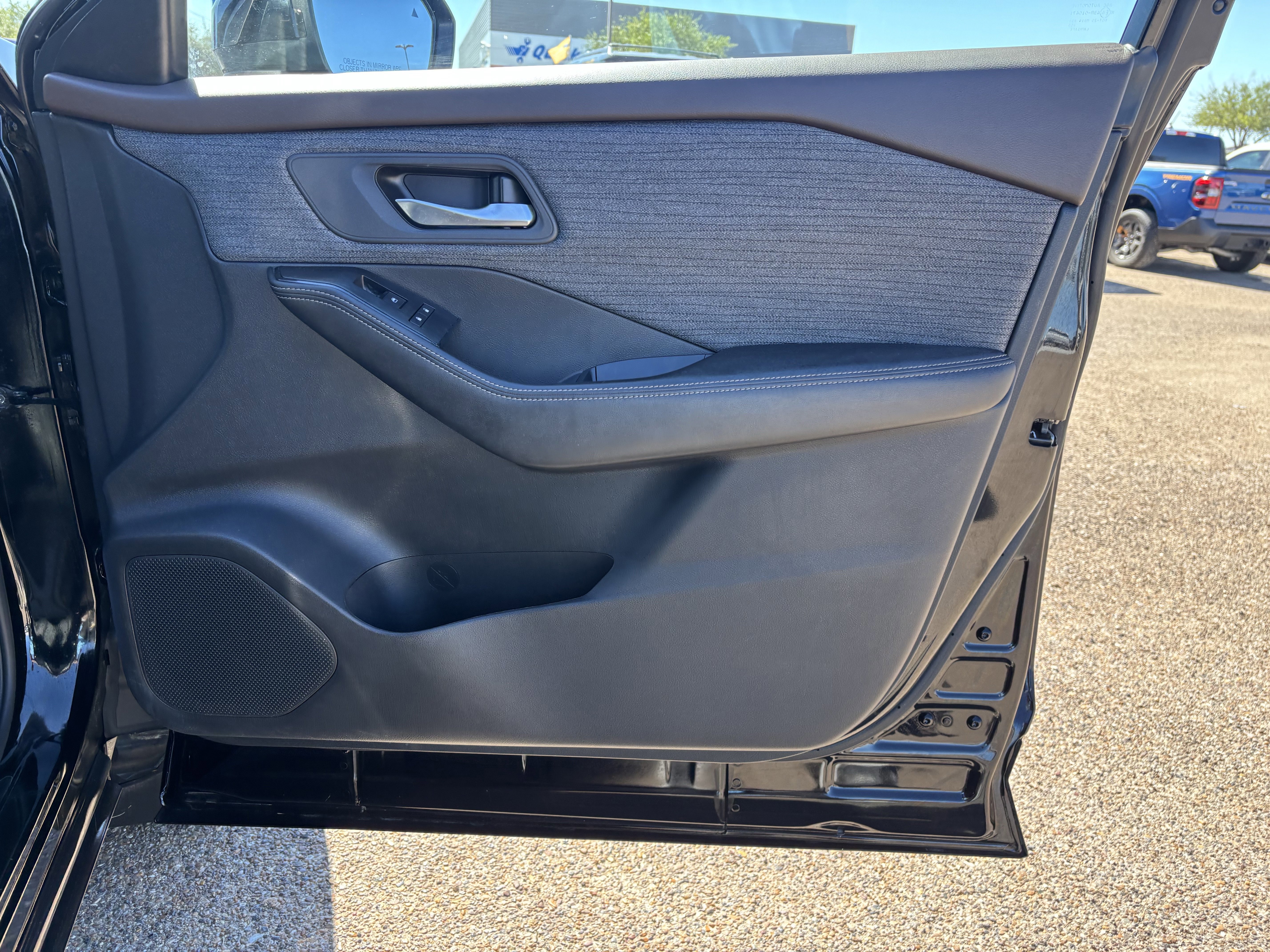 Used 2023 Nissan Rogue SV image 23