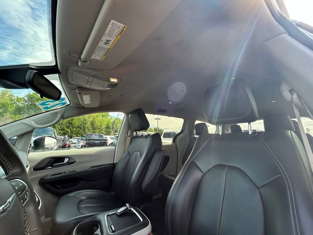 Used 2023 Chrysler Pacifica Touring-L FWD image 16