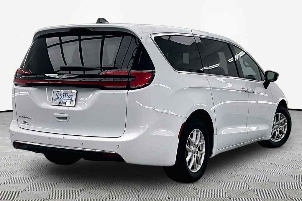 Used 2024 Chrysler Pacifica Touring-L FWD image 2