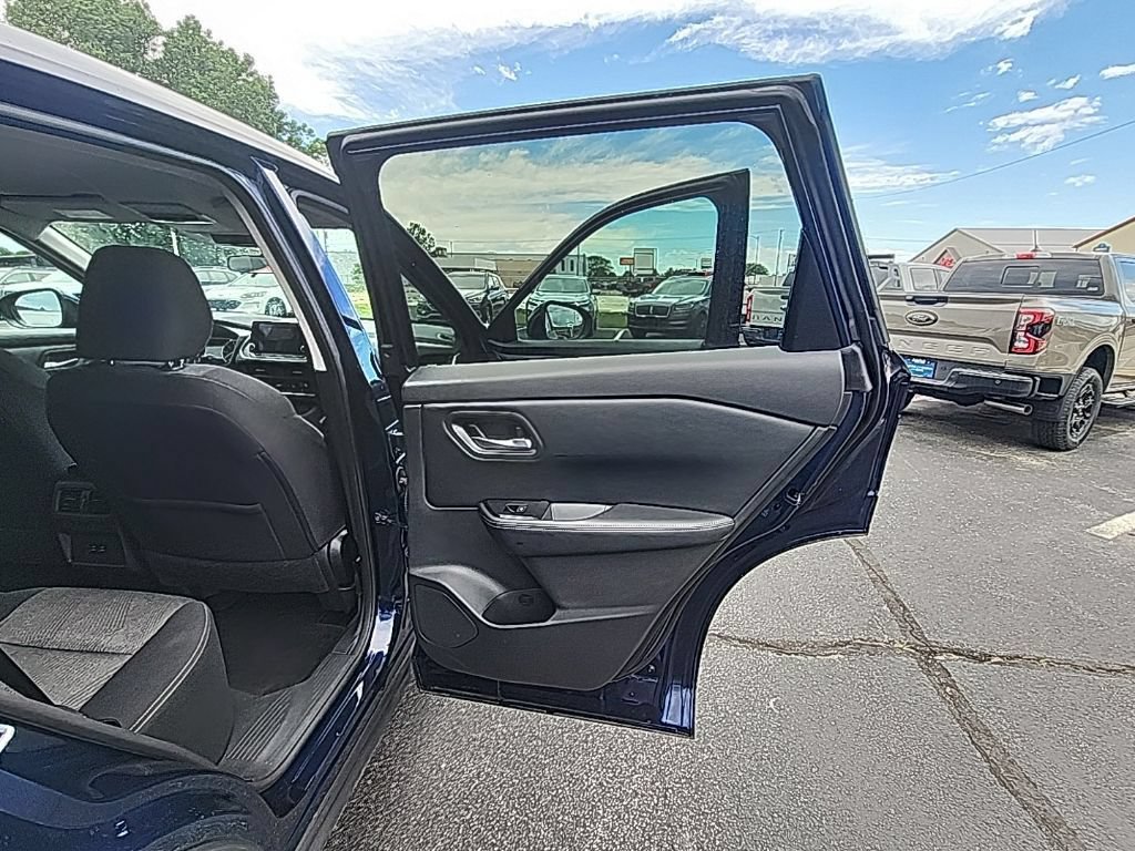 Used 2024 Nissan Rogue SV AWD/4WD image 15
