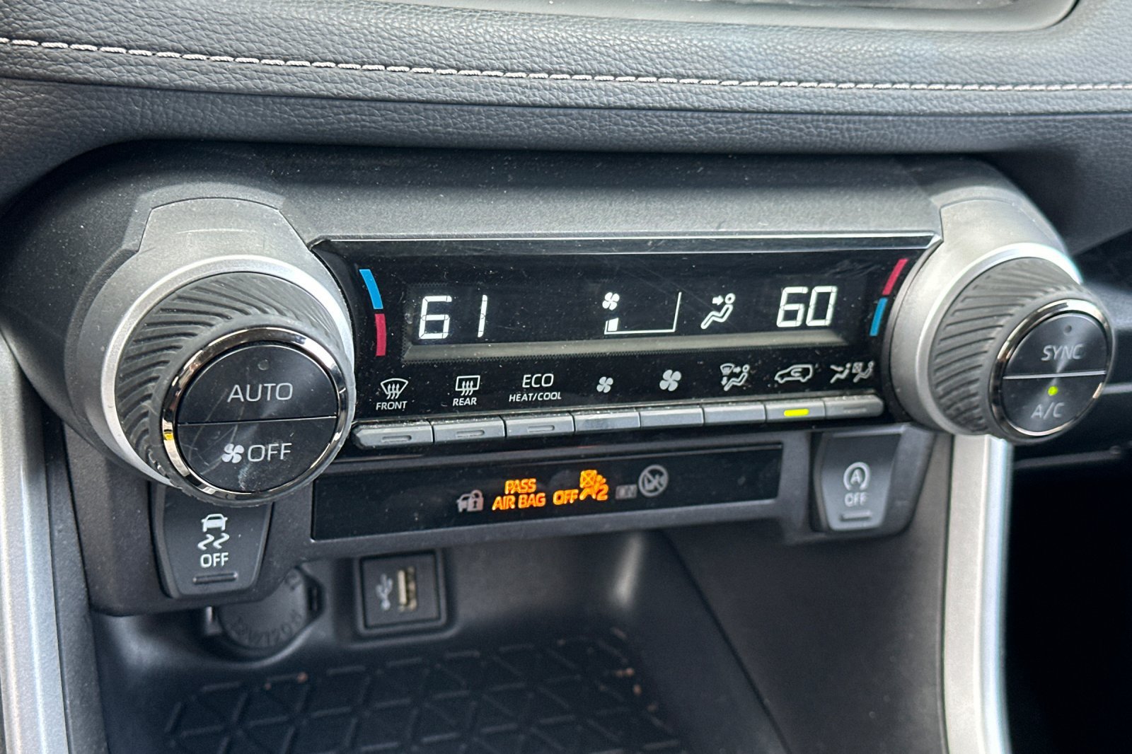 Used 2025 Toyota RAV4 XLE FWD image 19