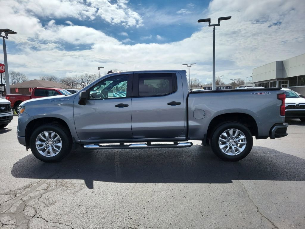 Used 2023 Chevrolet Silverado 1500 Custom image 2