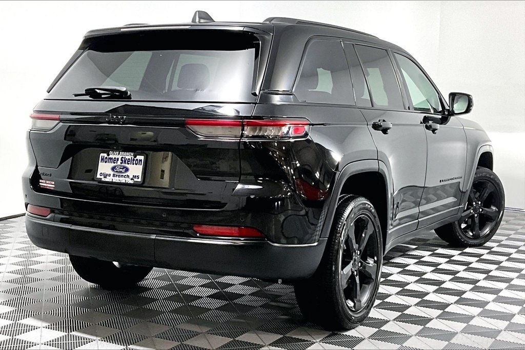 Used 2023 Jeep Grand Cherokee Altitude AWD/4WD image 12