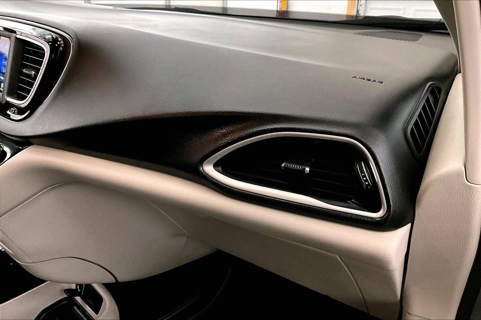 Used 2020 Chrysler Voyager L image 15