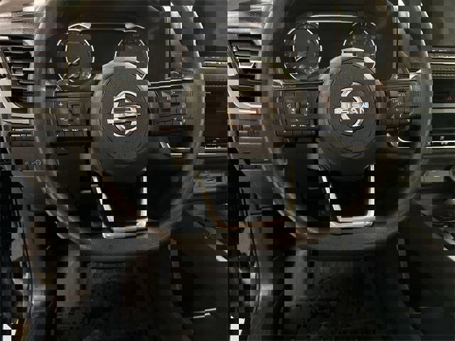 Used 2023 Nissan Rogue SV image 9