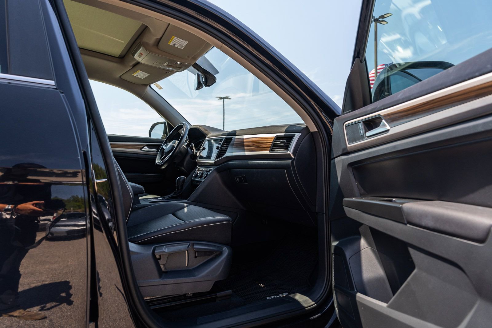 Used 2021 Volkswagen Atlas SE w/ Panoramic Sunroof Package FWD image 12