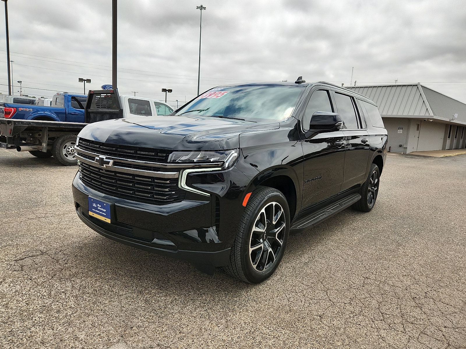 Used 2022 Chevrolet Suburban RST w/ Sport Performance Package RWD image 3