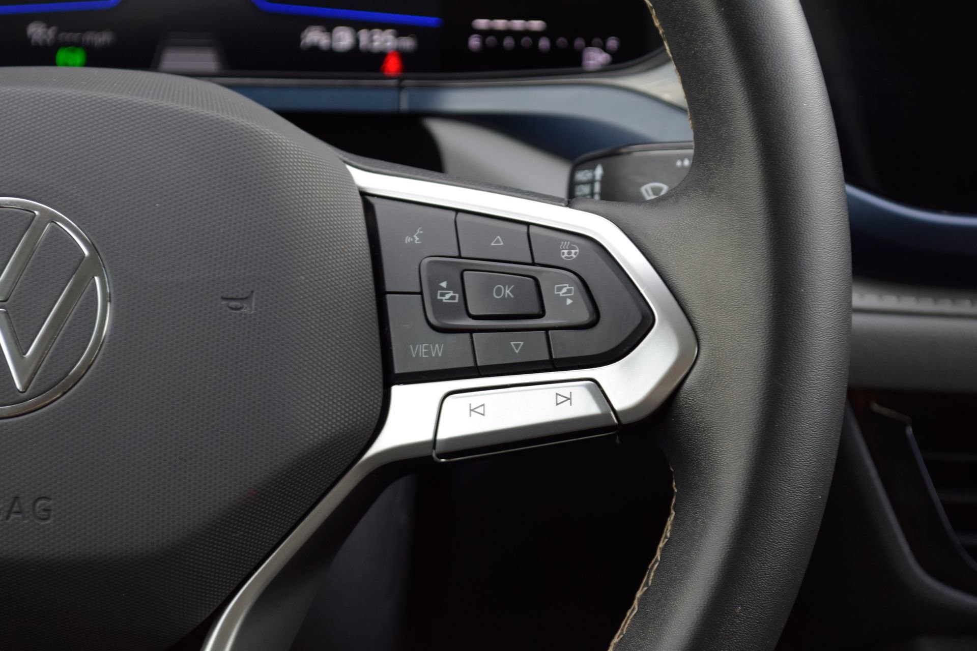 Used 2024 Volkswagen Taos SE w/ Panoramic Sunroof Package FWD image 10