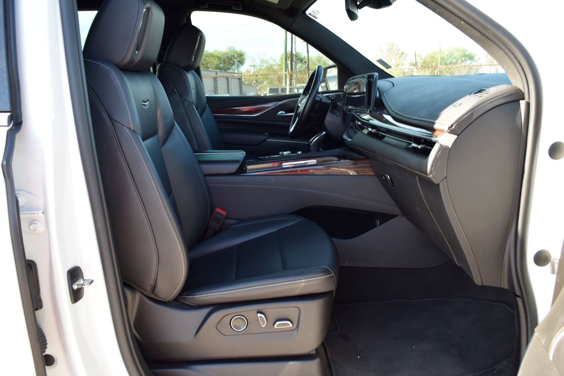 Used 2023 Cadillac Escalade Luxury image 25