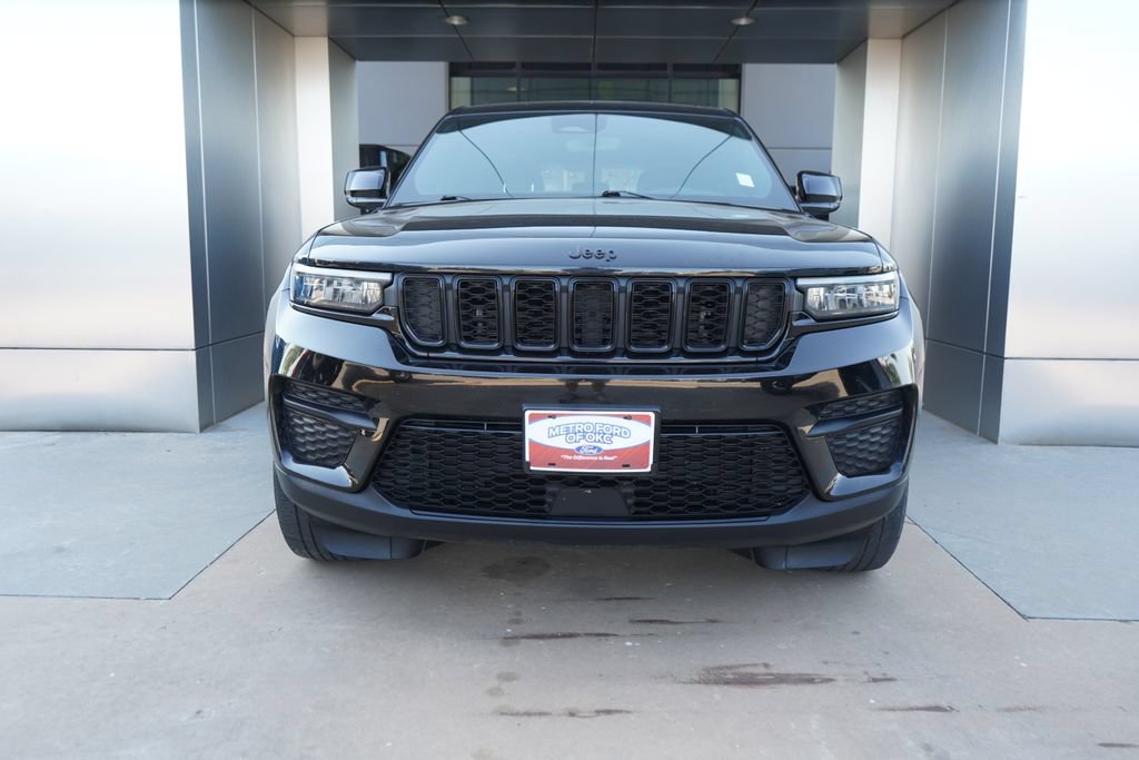 Used 2022 Jeep Grand Cherokee Altitude AWD/4WD image 4
