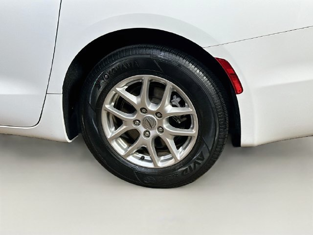 Used 2024 Chrysler Pacifica Touring-L FWD image 6