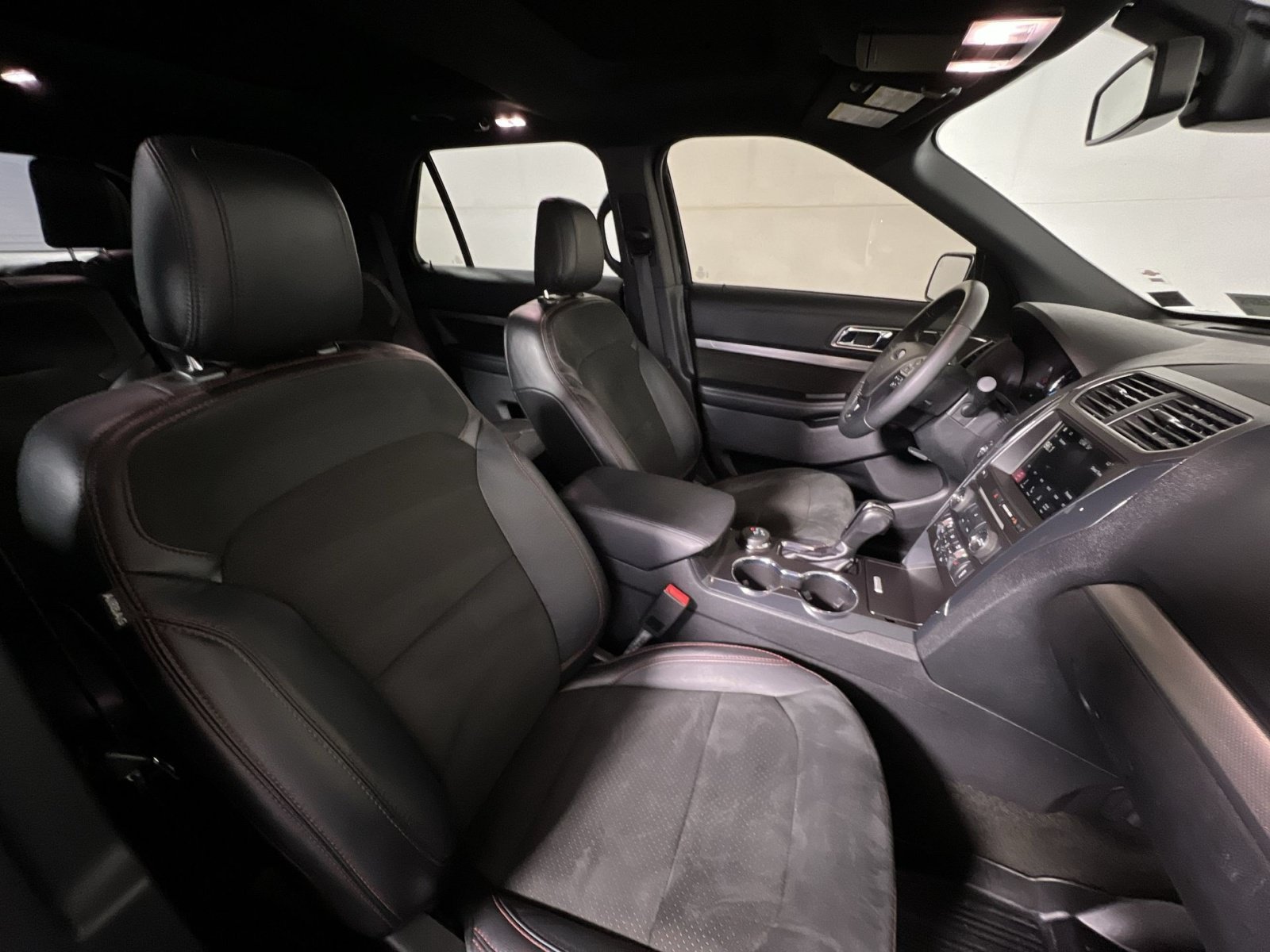 Certified 2018 Ford Explorer XLT w/ Equipment Group 202A AWD/4WD image 28