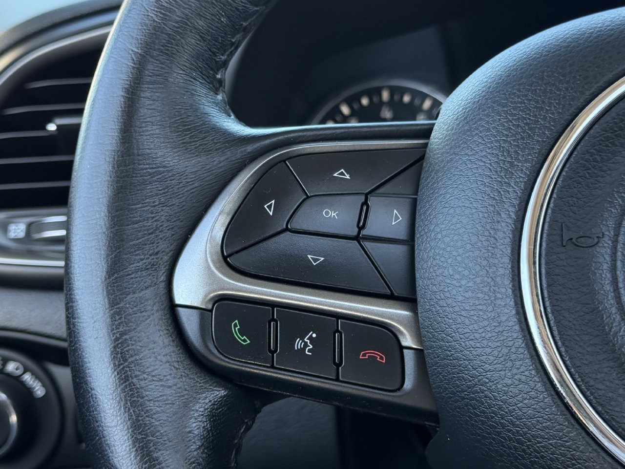 Used 2019 Jeep Renegade Limited AWD/4WD image 12
