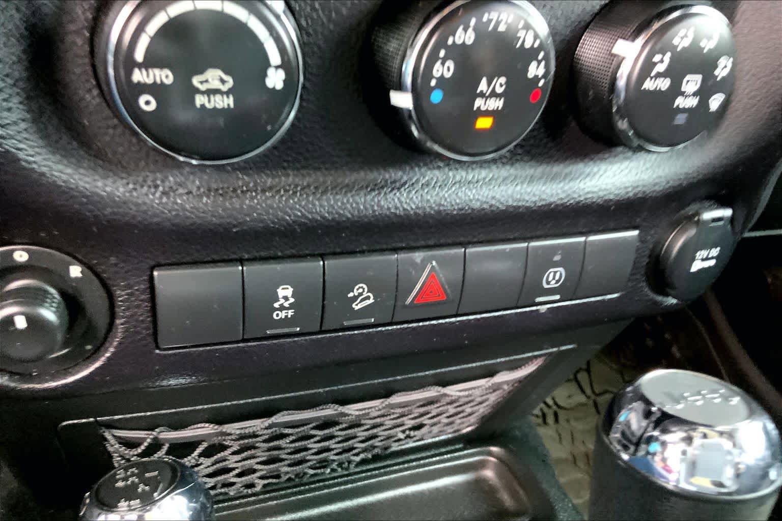 Used 2018 Jeep Wrangler Unlimited Rubicon w/ Connectivity Group AWD/4WD image 29