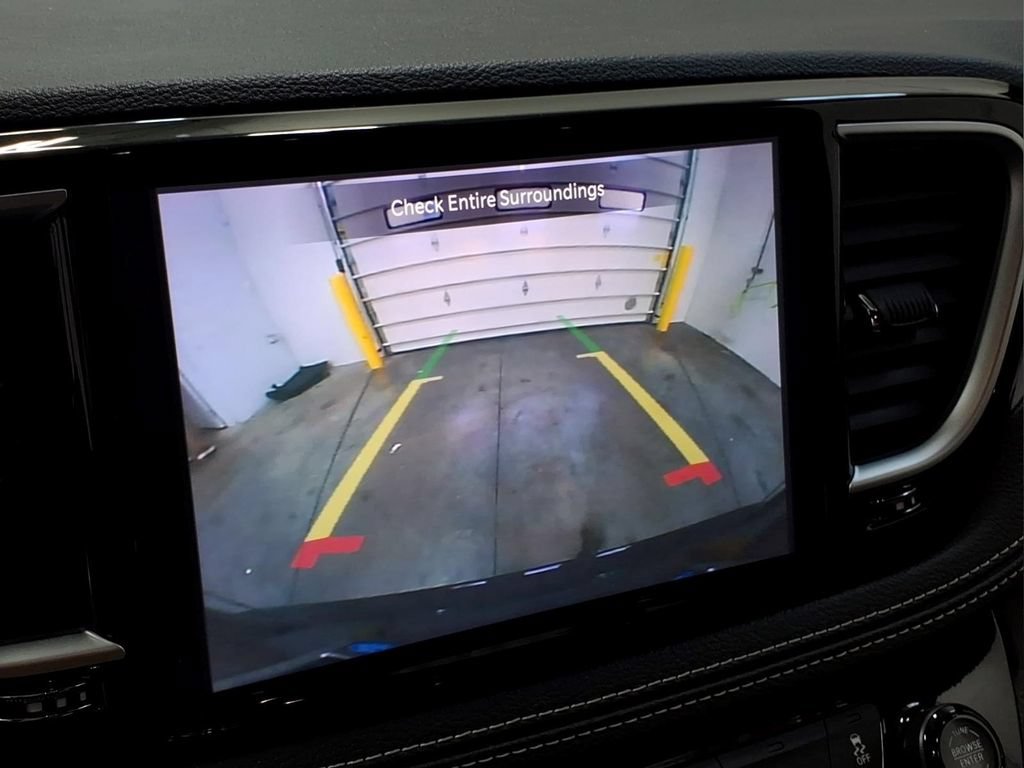 Used 2025 Chrysler Pacifica Limited FWD image 8