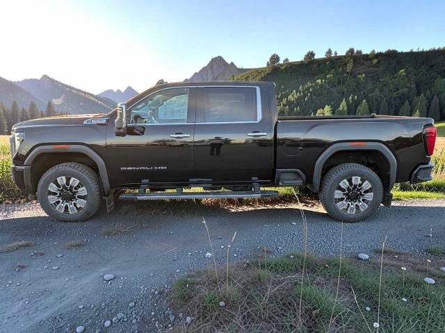Used 2024 GMC Sierra 2500 Denali w/ Technology Package AWD/4WD image 3