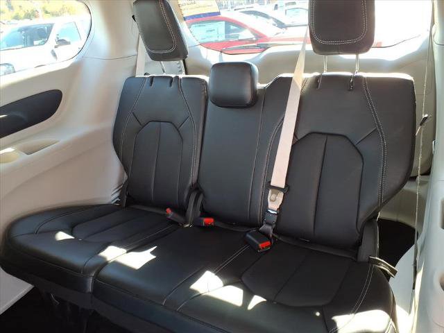 Used 2024 Chrysler Pacifica Touring-L image 8