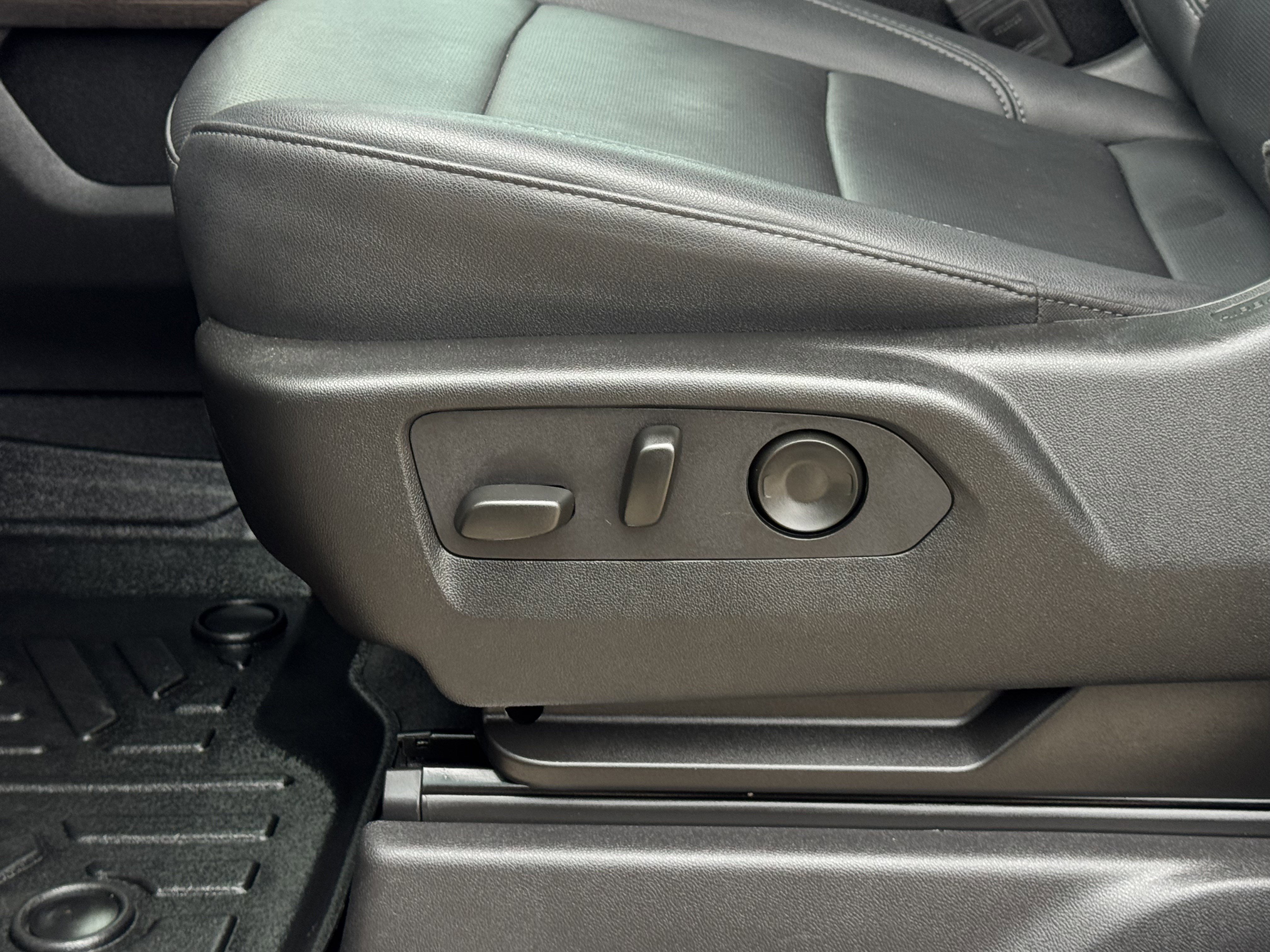 Used 2025 Chevrolet Silverado 2500 LTZ w/ LTZ Plus Package image 21