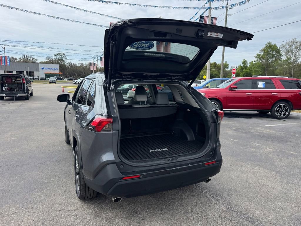 Used 2022 Toyota RAV4 XLE Premium AWD/4WD image 4