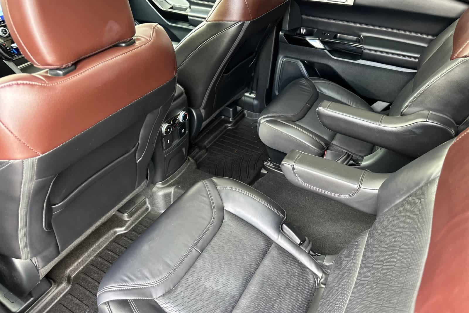 Certified 2023 Ford Explorer Platinum w/ Technology Package AWD/4WD image 4