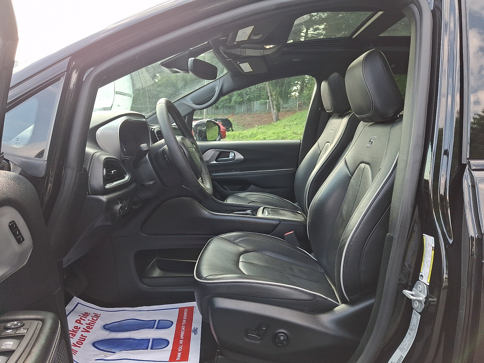 Used 2025 Chrysler Pacifica Limited FWD image 16