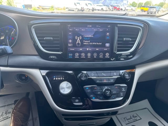 Used 2018 Chrysler Pacifica Touring-L Plus w/ Tire & Wheel Group FWD image 22