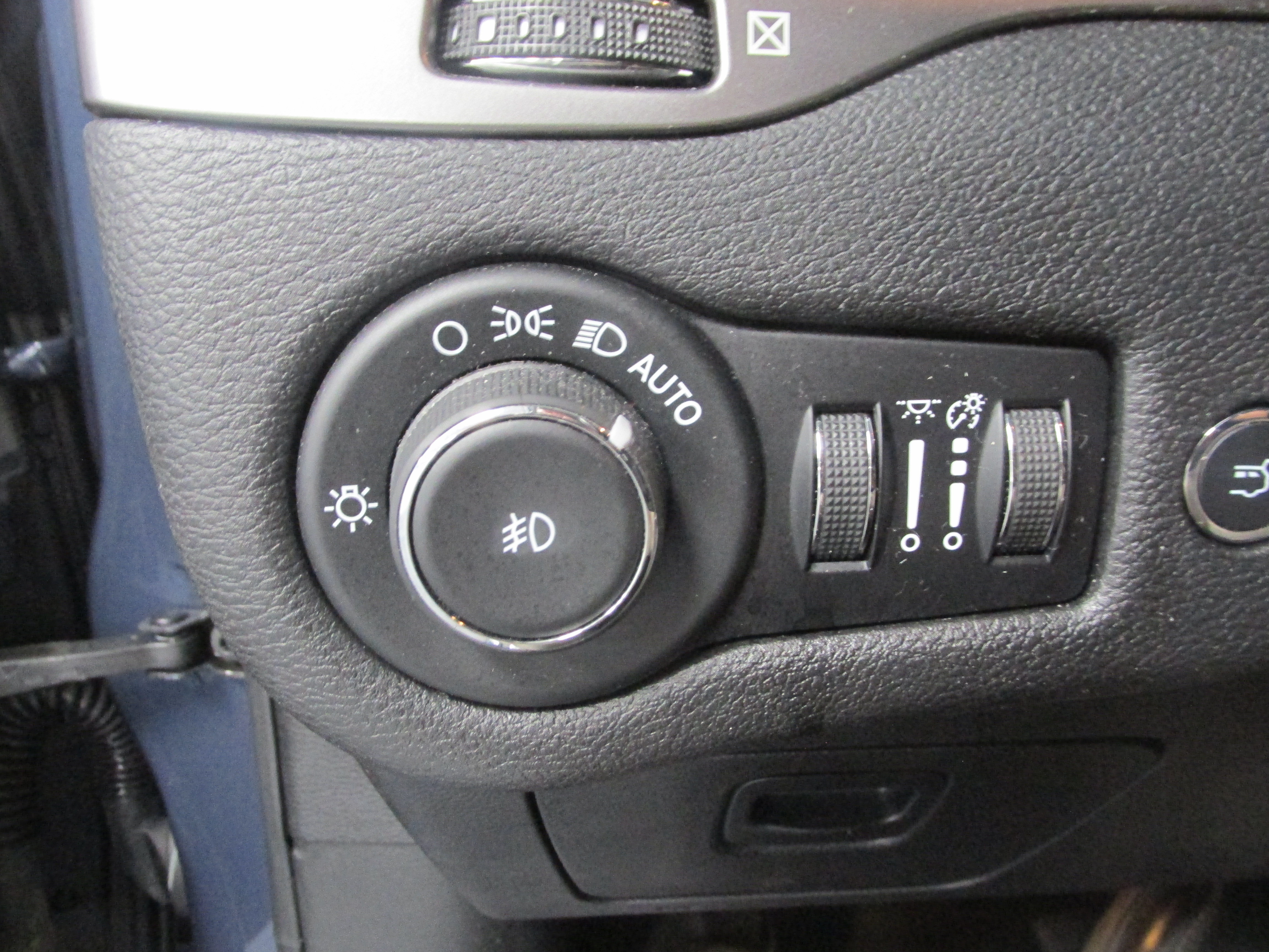 Used 2019 Jeep Cherokee Limited AWD/4WD image 32