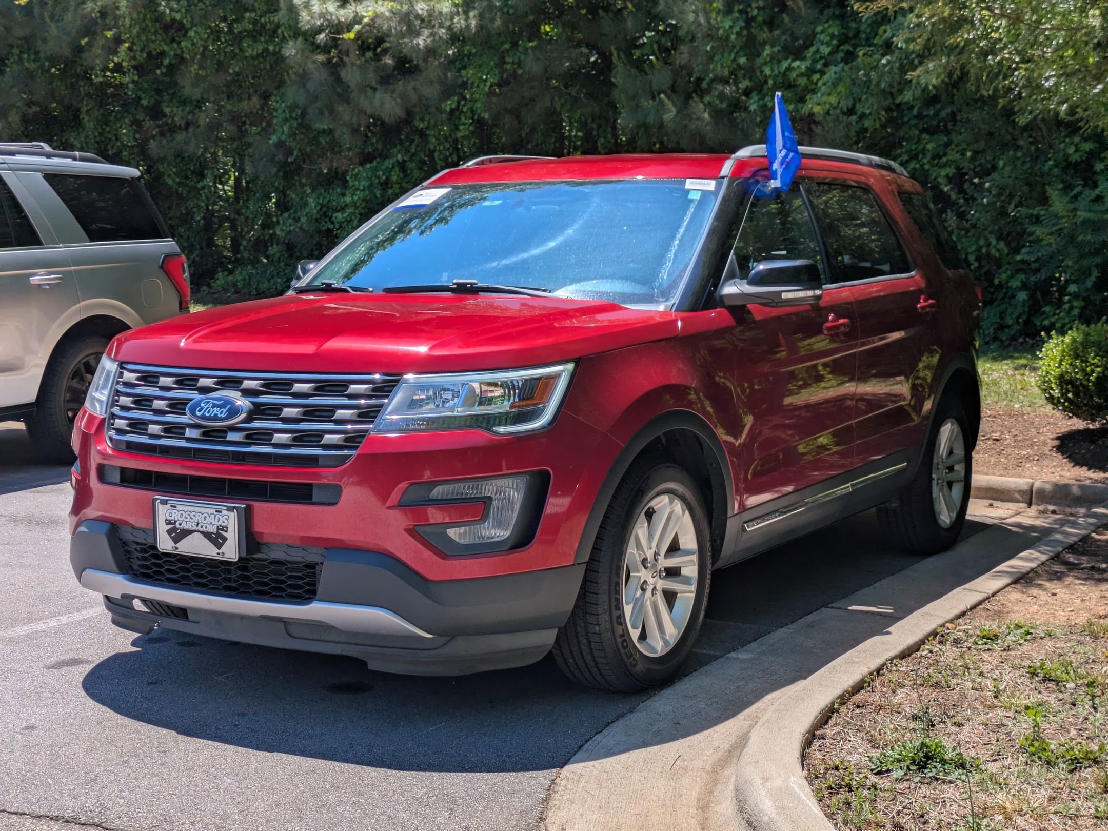 Certified 2017 Ford Explorer XLT FWD image 6