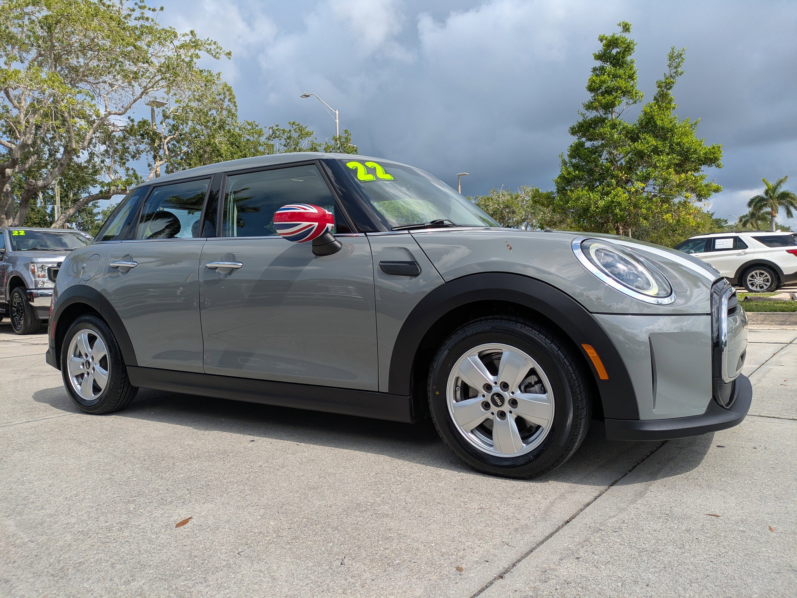 Used 2022 MINI Cooper 4-Door Hardtop w/ Storage Package FWD image 2