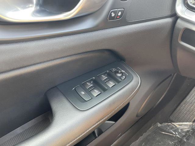 Used 2025 Volvo S60 B5 Core image 27