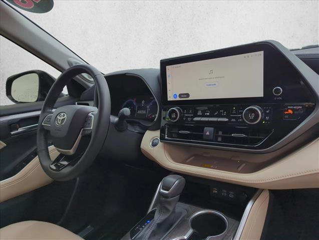 Used 2024 Toyota Highlander Limited image 28