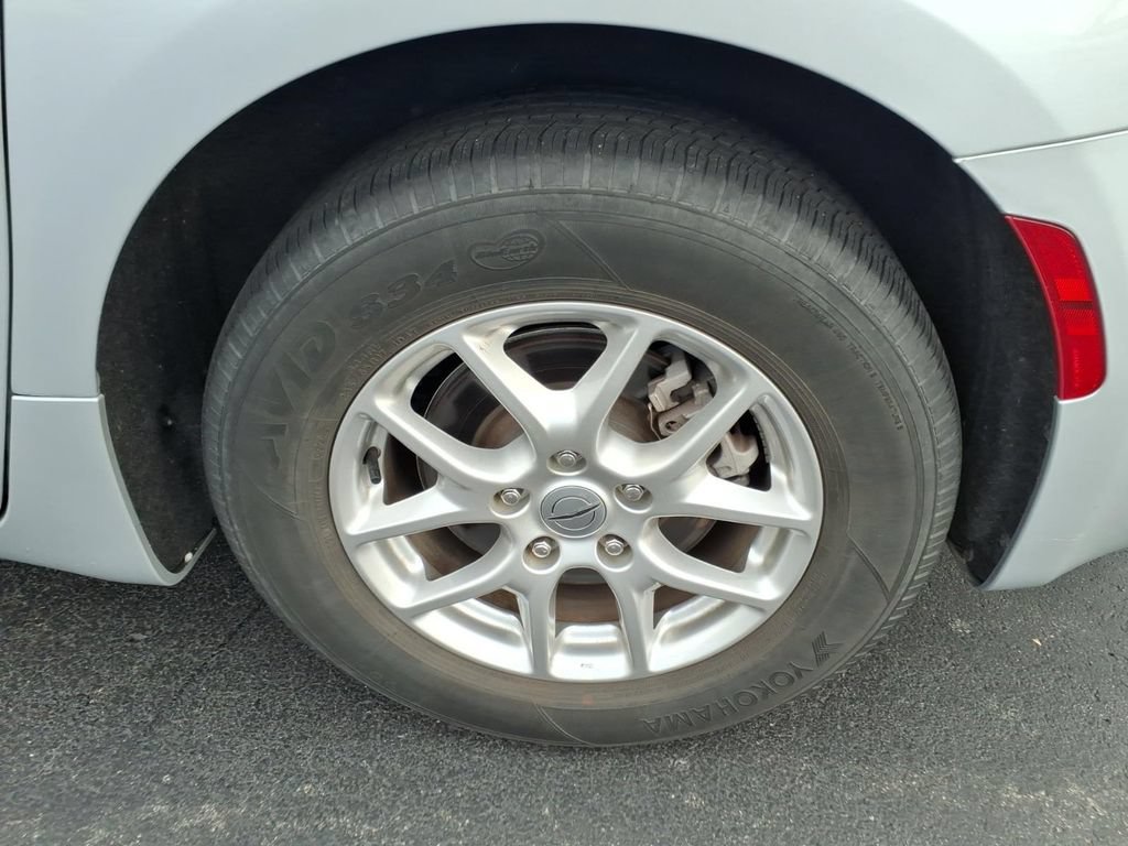 Used 2024 Chrysler Pacifica Touring-L FWD image 7